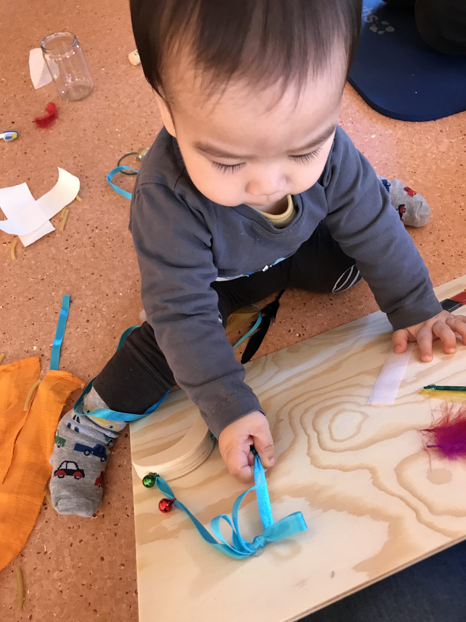Read more about the article 3. Sensory class – busy/ sensory board